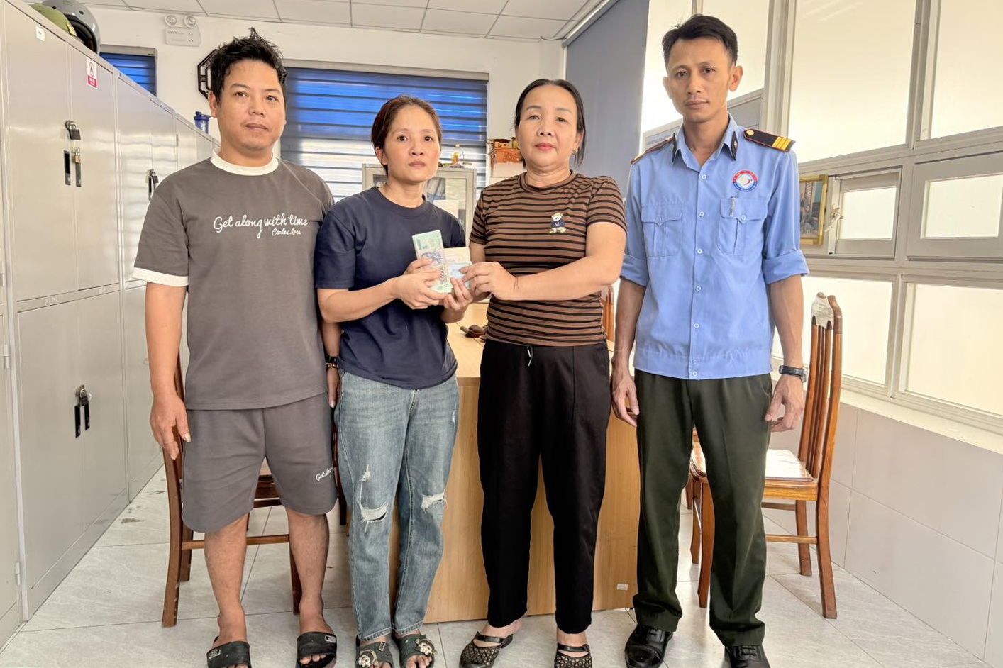 Người phụ nữ nhặt được ví chứa 46 triệu đồng trước cổng bệnh viện