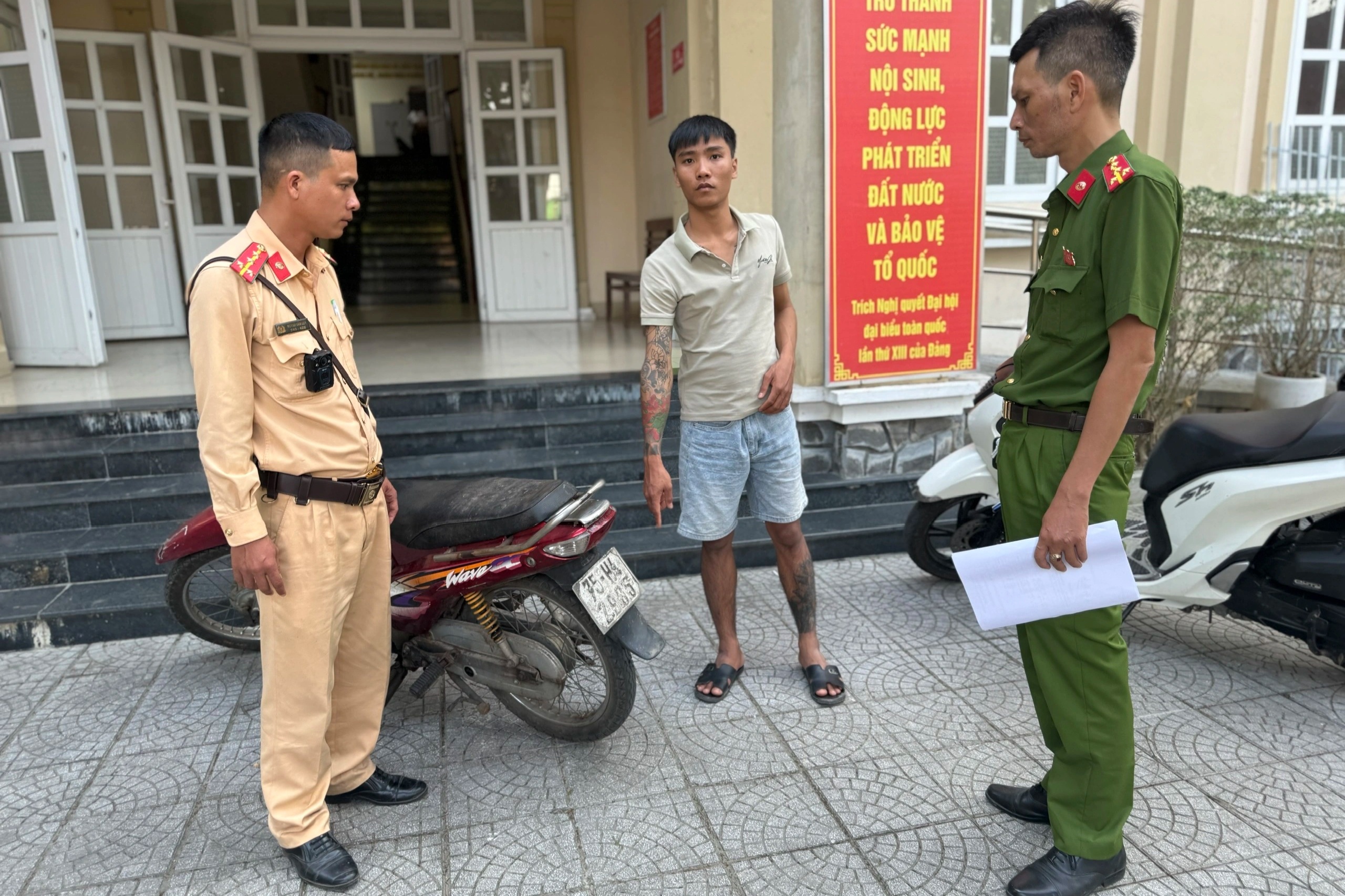 Kẻ trộm xe bị CSGT phát hiện vì không đội mũ bảo hiểm