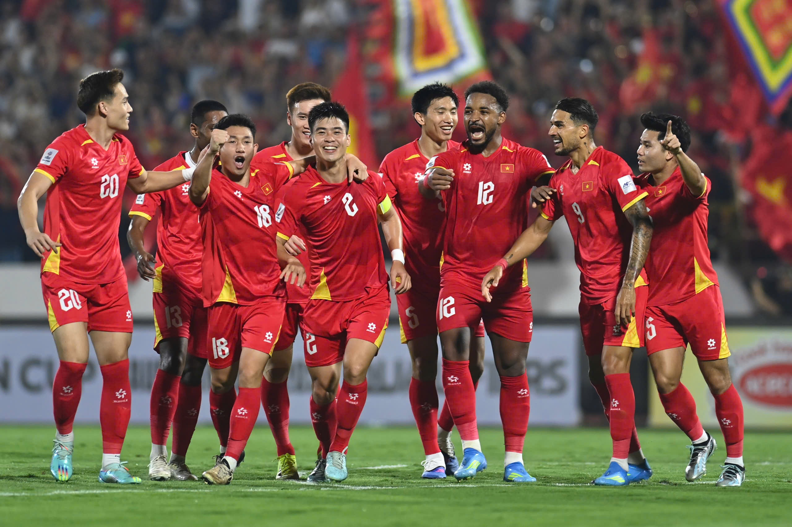 Xuân Son lập cú đúp, tuyển Việt Nam thắng thuyết phục Malaysia