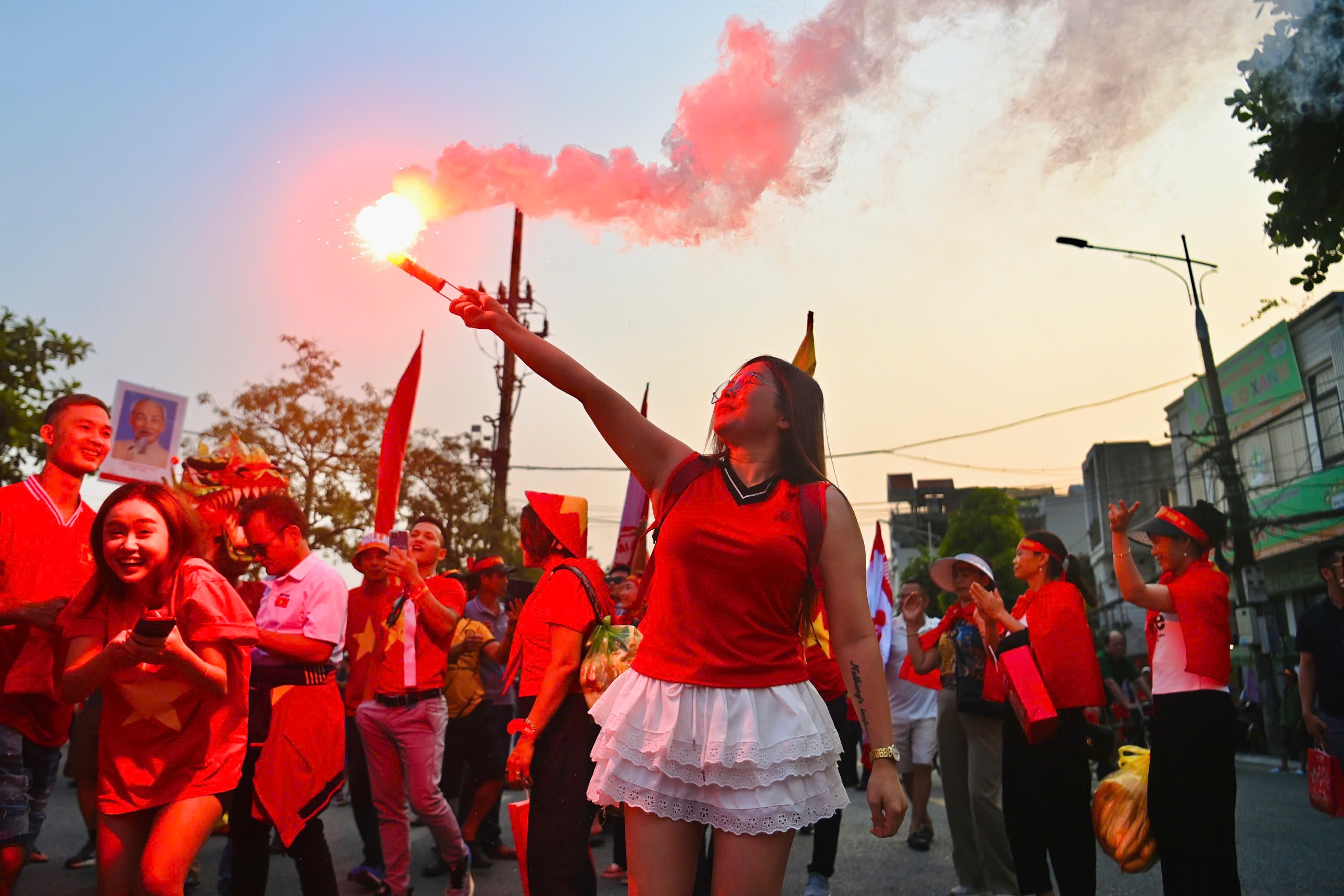 "Chảo lửa" Thiên Trường rực sắc đỏ trước trận đội tuyển Việt Nam - Malaysia