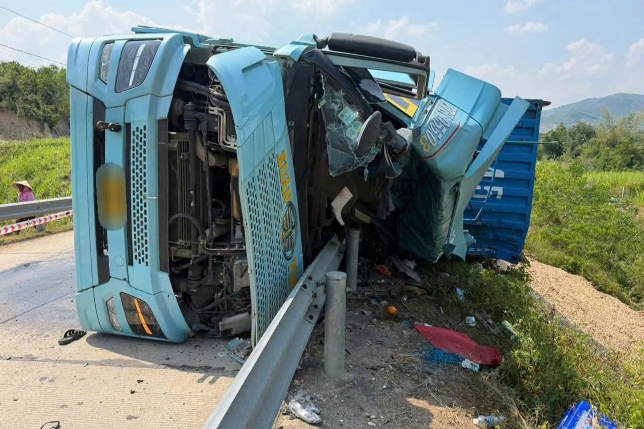 Container đè nát xe máy, 3 người tử vong