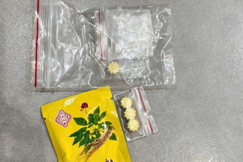 Tạm giữ thanh niên mang nhiều loại ma túy và tàng trữ vũ khí