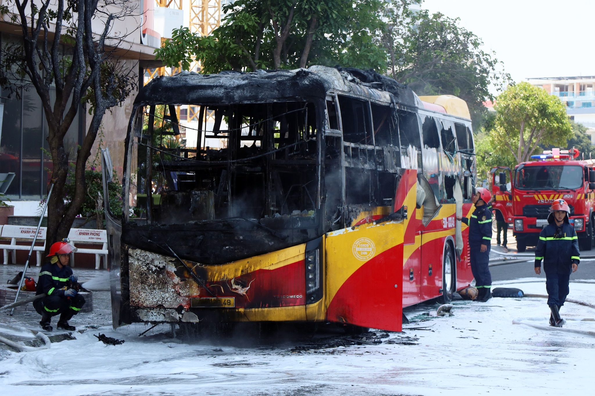 Ô tô khách bốc cháy khi đỗ gần một khách sạn ở Nha Trang
