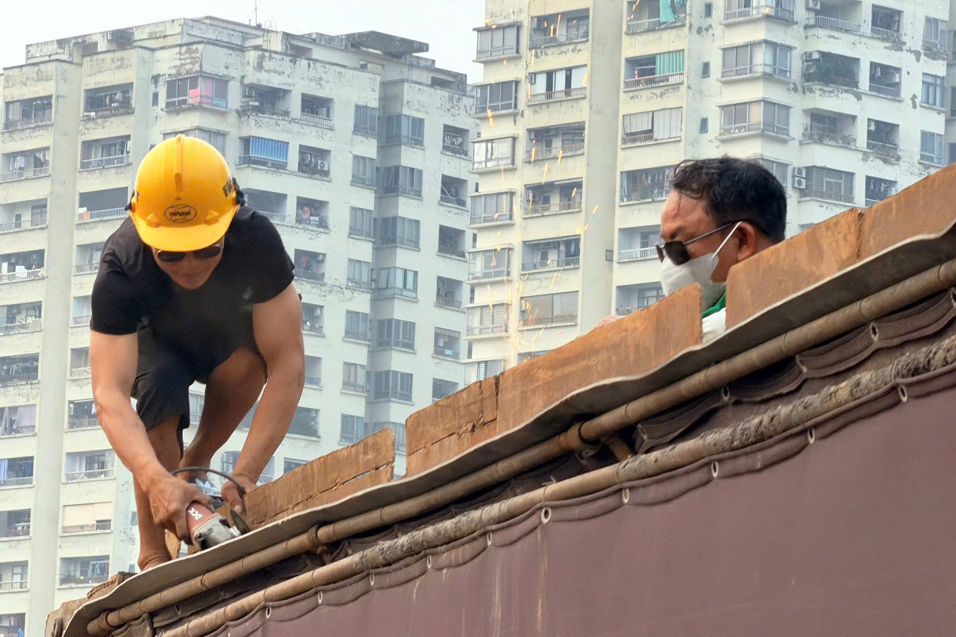 Loạt xe tải công trình vi phạm ở Hà Nội bị cắt bỏ thành thùng cơi nới