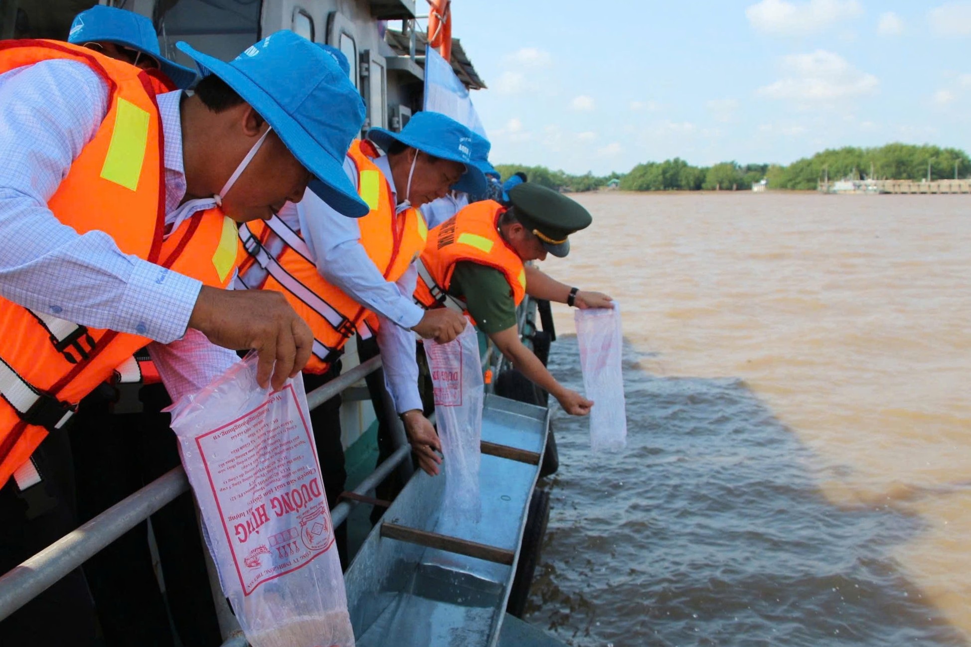 Thả hàng triệu con tôm giống về tự nhiên