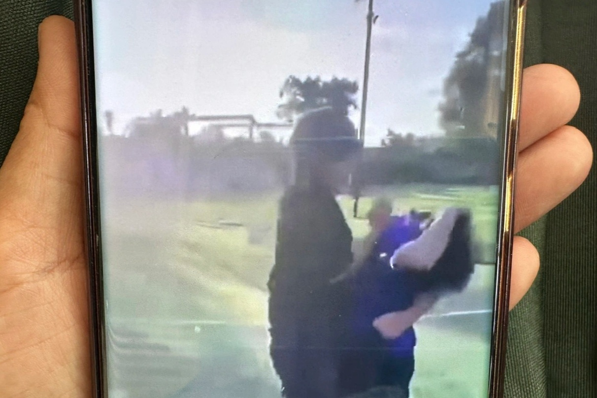 Mẹ bất ngờ khi xem clip về con, vội đến công an trình báo