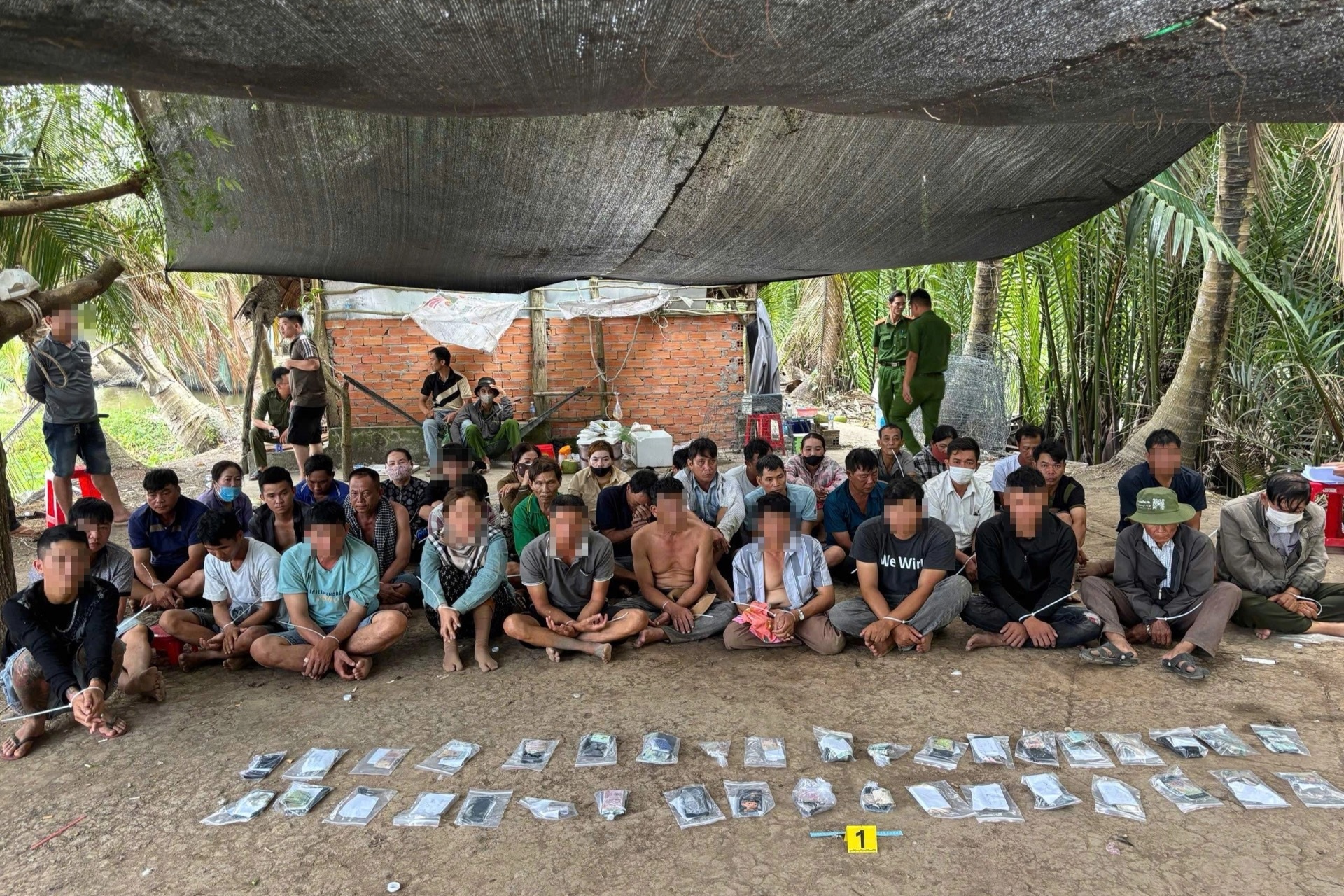 Cảnh sát đột kích trường gà, 36 người bị tạm giữ