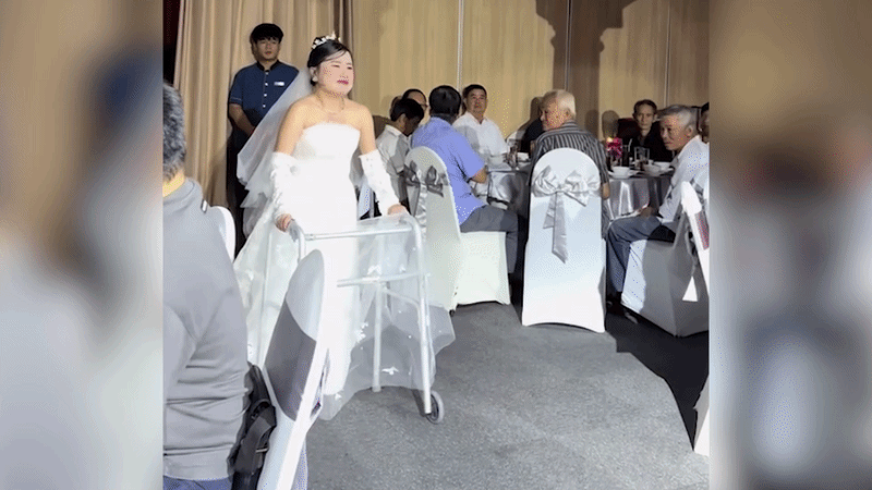 Yêu 6 tháng cô gái phát hiện bệnh hiếm, bạn trai vẫn quyết cầu hôn