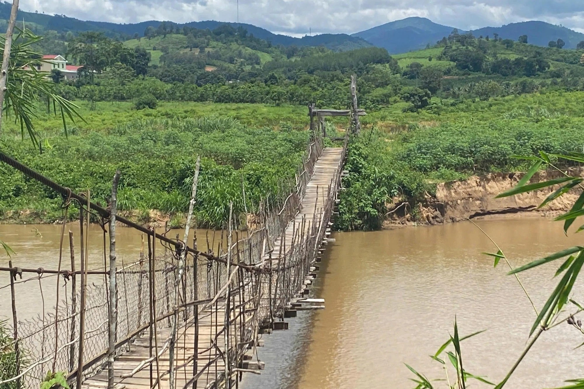 Ám ảnh cầu treo mục nát, 