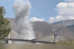 Mỹ - Israel phá hủy cầu cao nhất Trung Đông ở Iran