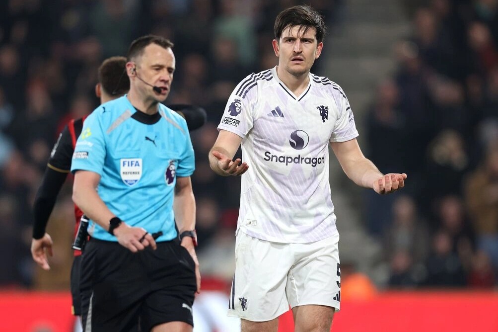 Maguire đối mặt án treo giò nặng, Man Utd thêm bất bình