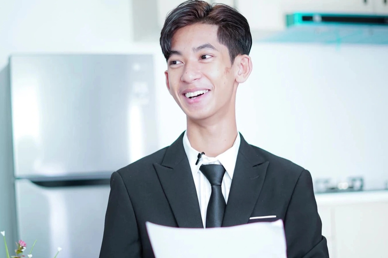 Cậu bé Campuchia bán hàng rong nổi tiếng thế giới 8 năm trước, giờ ra sao?