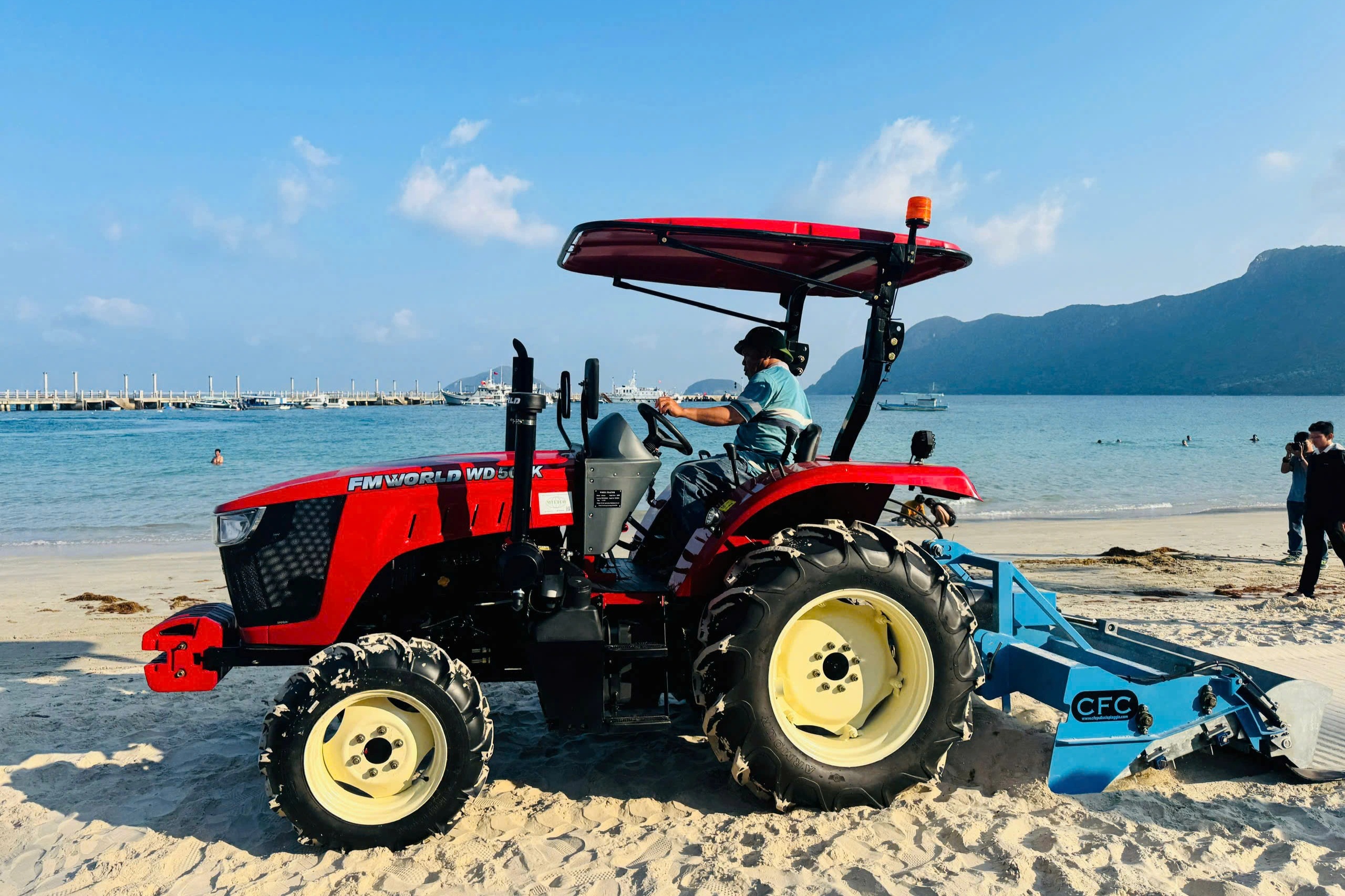 Chiếc máy hơn 1 tỷ đồng làm sạch bãi biển ở Côn Đảo