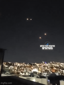 Khoảnh khắc vũ khí siêu vượt âm Iran cho 12 tên lửa Israel "hít khói"