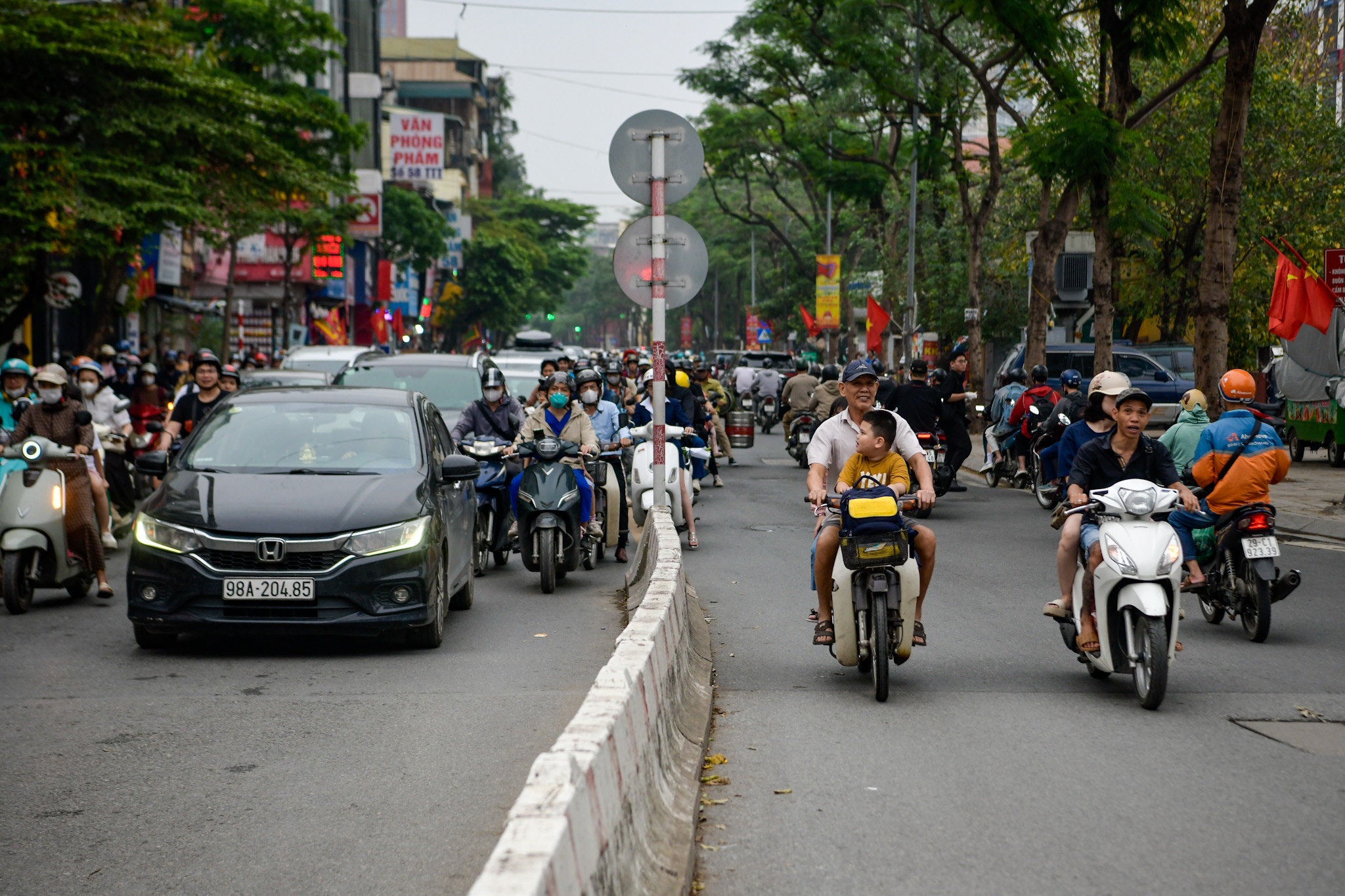 Nhiều người liều lĩnh lái xe máy đi ngược chiều đường ở Hà Nội