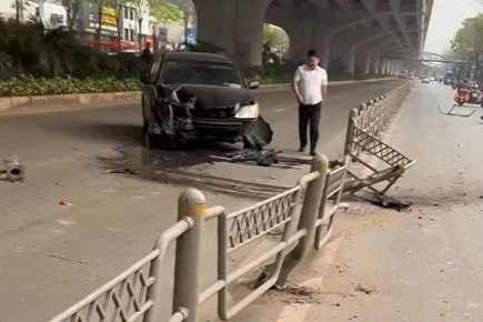 Ô tô tông trúng dải phân cách đường Phạm Văn Đồng, văng vào 2 xe máy