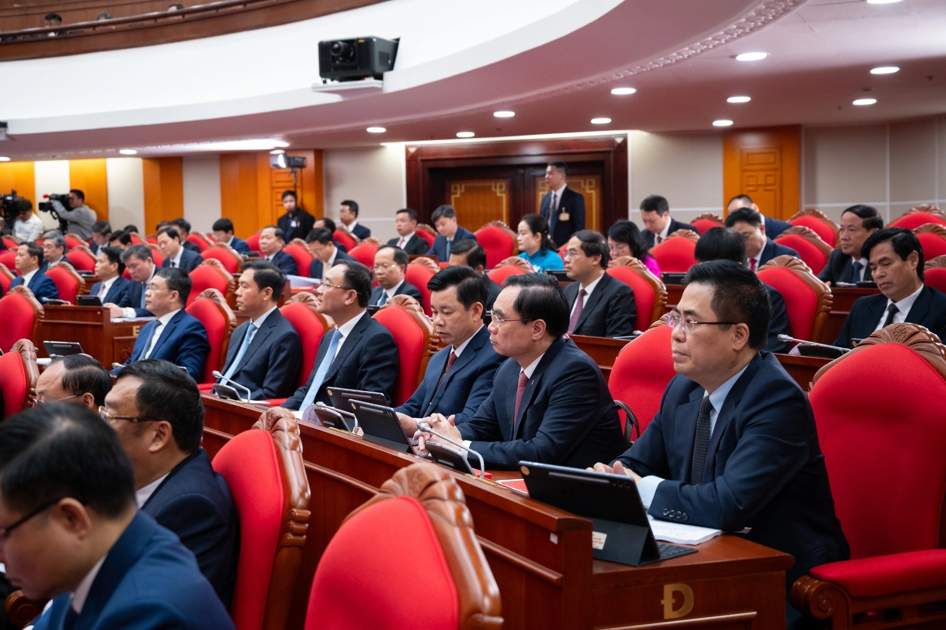 Bộ Chính trị yêu cầu xây dựng phương án bổ sung biên chế, điều động cán bộ