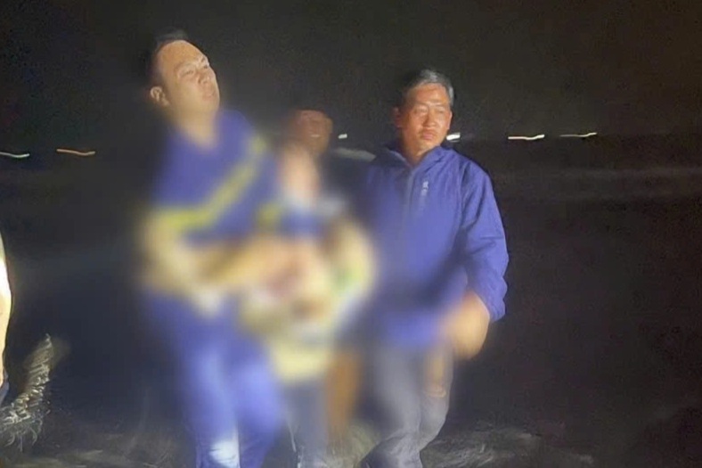 Vụ 2 cháu bé mất tích khi tắm biển: Tìm thấy một nạn nhân