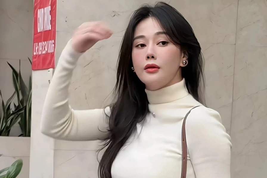 Phương Oanh gây chú ý với vẻ ngoài trẻ trung sau thời gian kín tiếng