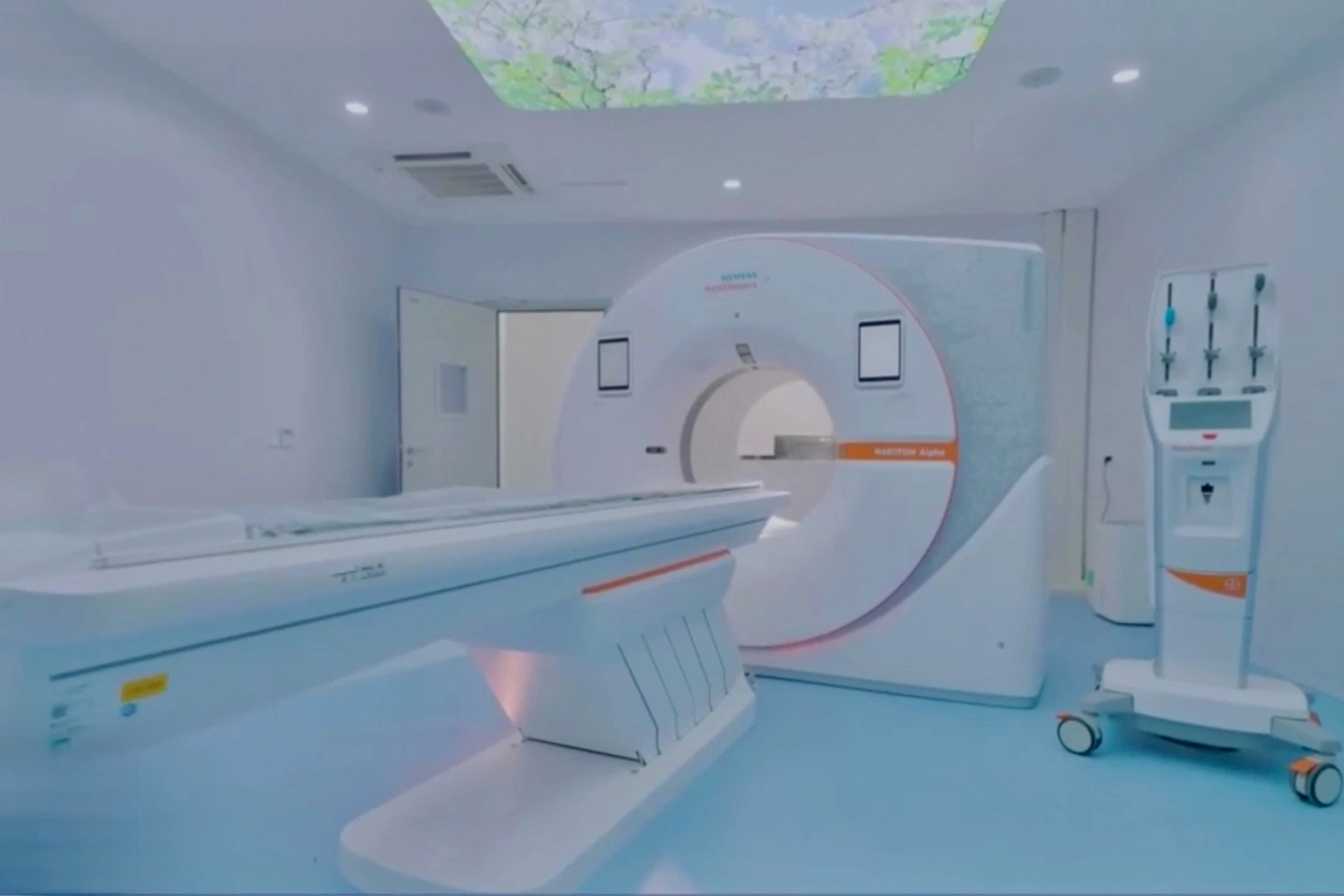 Bệnh viện Bạch Mai vận hành hệ thống chụp cắt lớp vi tính lượng tử