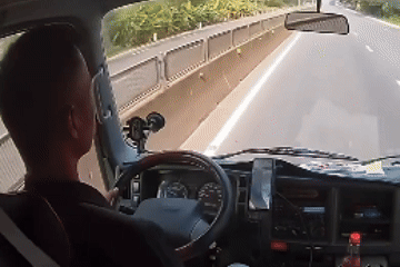 Tài xế cứu bé gái 1 tuổi giữa quốc lộ: “Tôi không dám nhận danh người hùng”