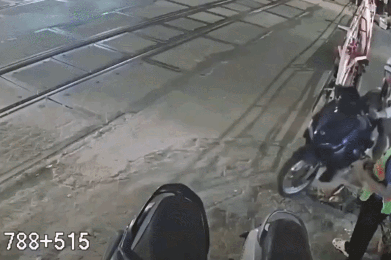 Hai nữ nhân viên đường sắt bị hành hung vì ngăn người vượt barie