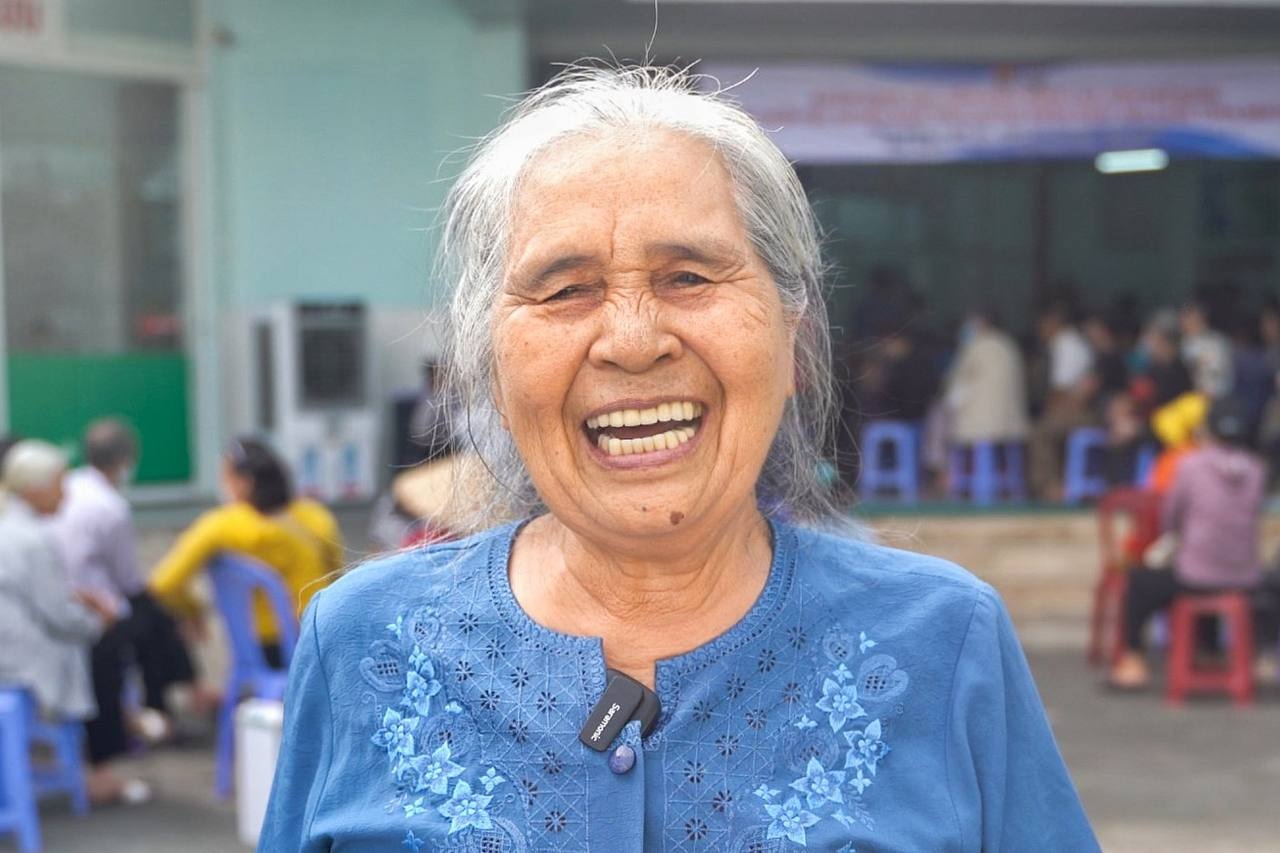 Cụ bà ở TPHCM xúc động khi được khám sức khoẻ miễn phí sau 36 năm