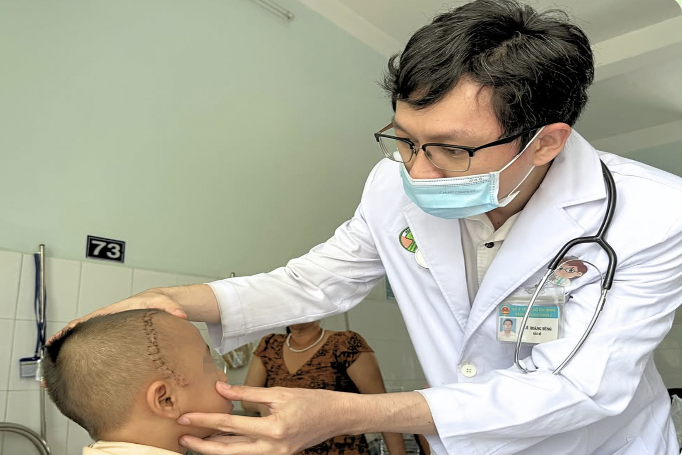 Bé trai 4 tuổi bị viên đạn ná bắn chim ghim vào sọ não nguy kịch