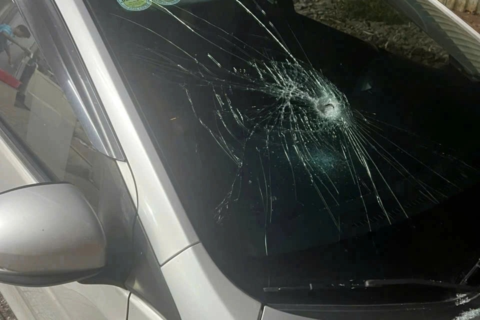 Vụ ô tô bị nhóm người đi xe máy đập kính: Mời 2 người làm việc