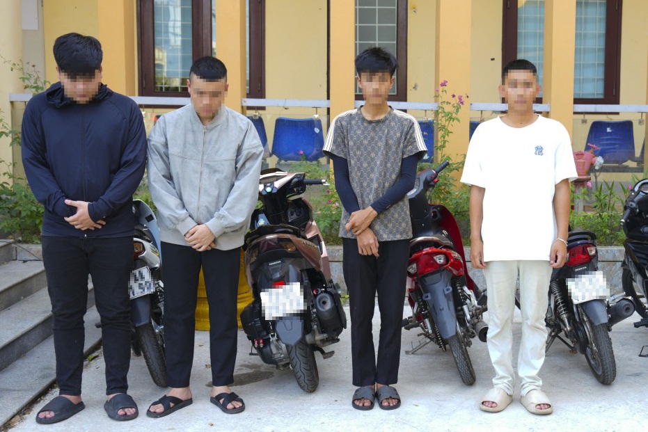 Nhóm thanh thiếu niên náo loạn đường phố còn phát trực tiếp khoe vi phạm