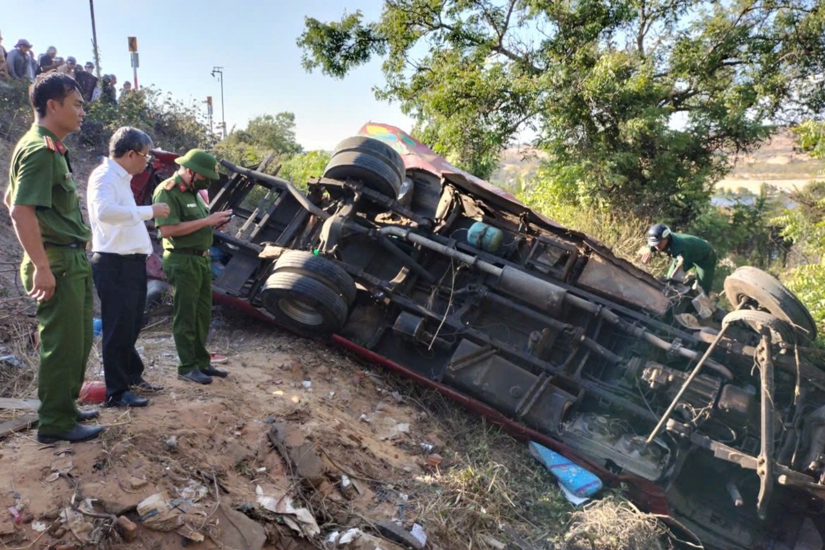 Ô tô lao xuống vực ở Lâm Đồng, 3 người tử vong