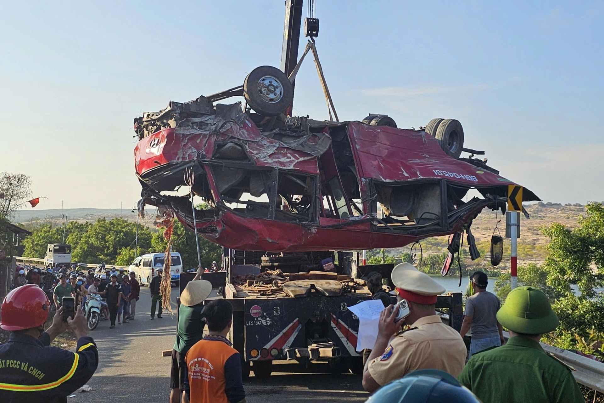 Ô tô lao xuống vực ở Lâm Đồng, 4 người tử vong