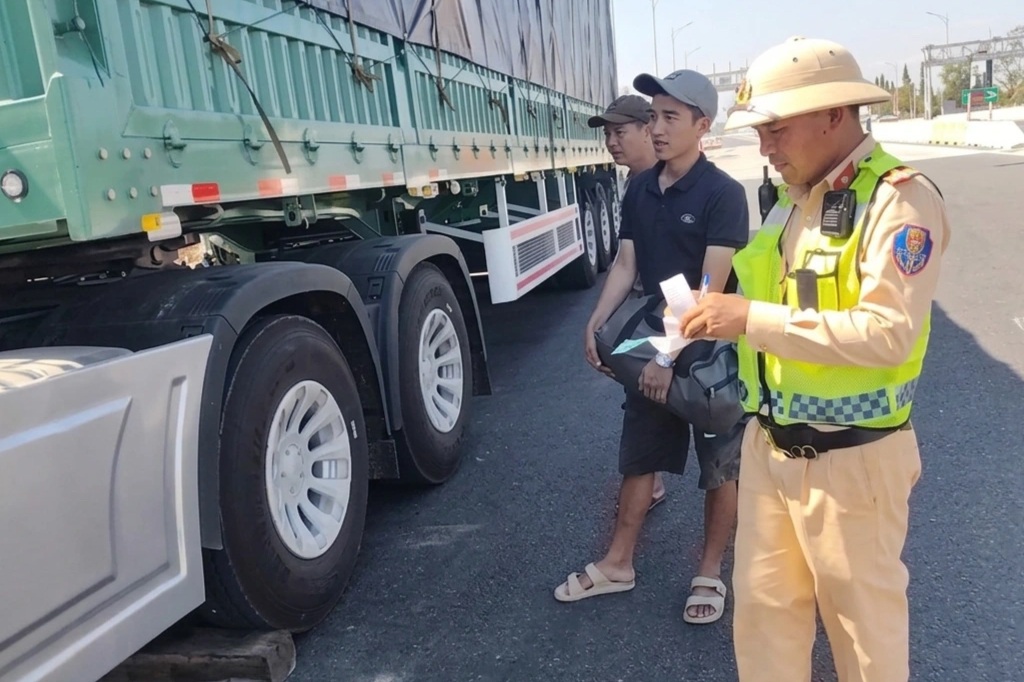 Phạt tài xế và chủ xe đầu kéo 104 triệu trên cao tốc Vĩnh Hảo - Phan Thiết