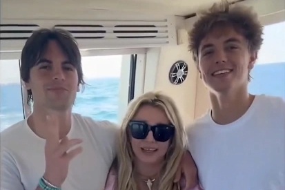 Hai con trai của Britney Spears đoàn tụ với mẹ, vẻ ngoài gây chú ý