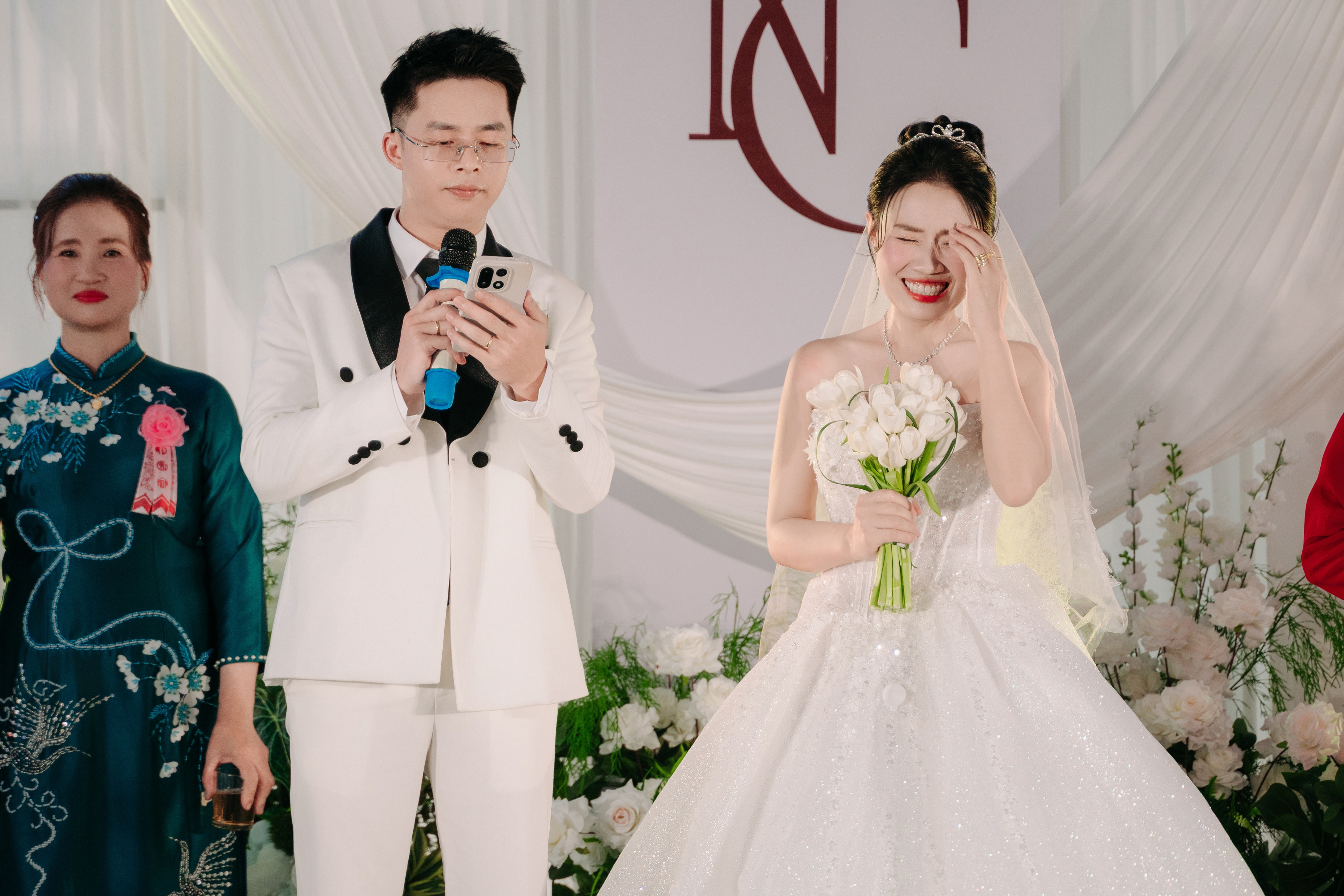 Chú rể Trung Quốc phát biểu bằng tiếng Việt, cả hôn trường cười nghiêng ngả