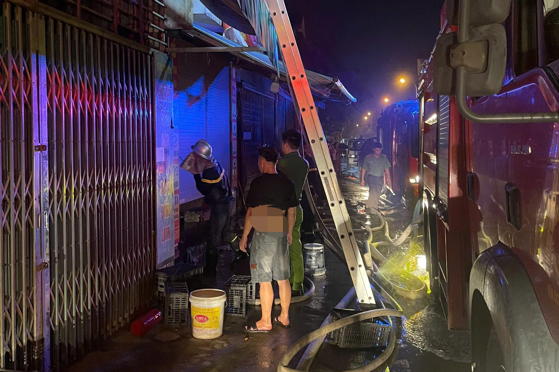 Cháy nhà 4 tầng ở Hà Nội, cảnh sát giải cứu 2 người mắc kẹt