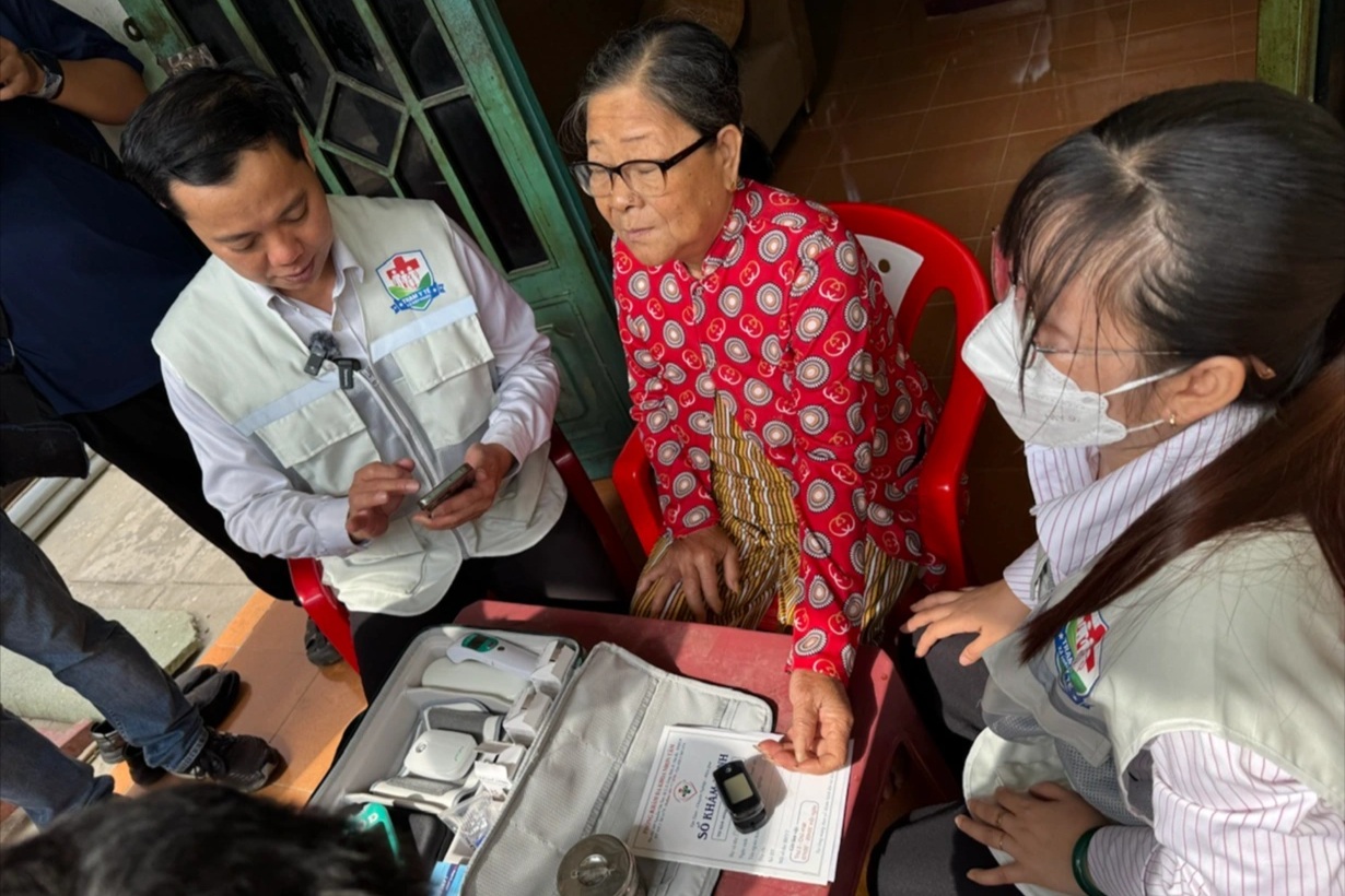 Bác sĩ ở TPHCM mang "túi thông minh" đến từng nhà rà soát sức khỏe