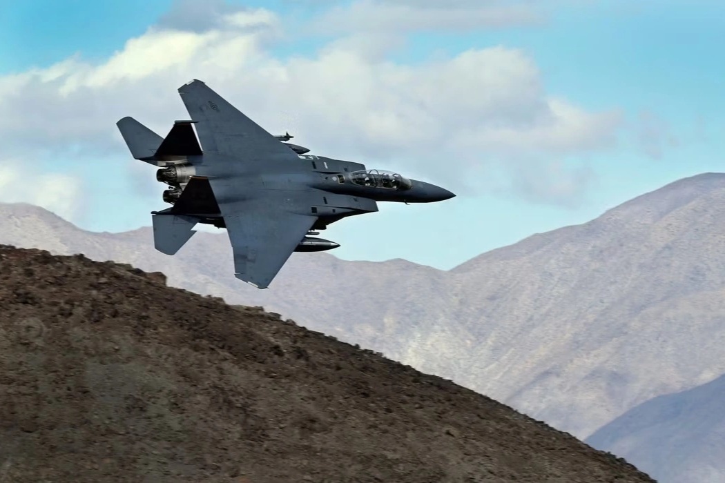 Tổng thống Trump nói tiêm kích F-15 của Mỹ bị tên lửa vác vai Iran bắn rơi