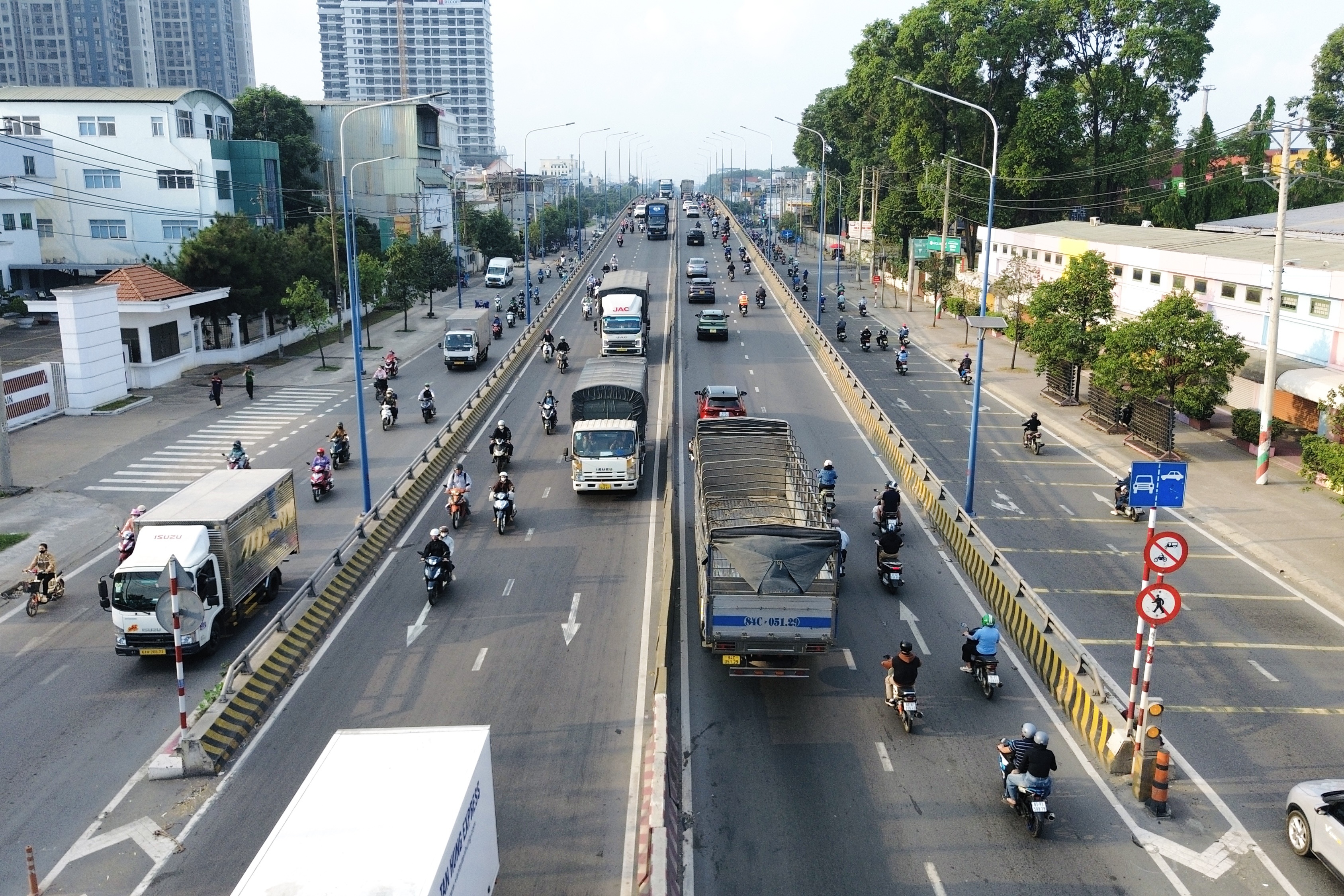 Hàng nghìn người phớt lờ biển cấm, chạy xe máy lên cầu vượt ở TPHCM