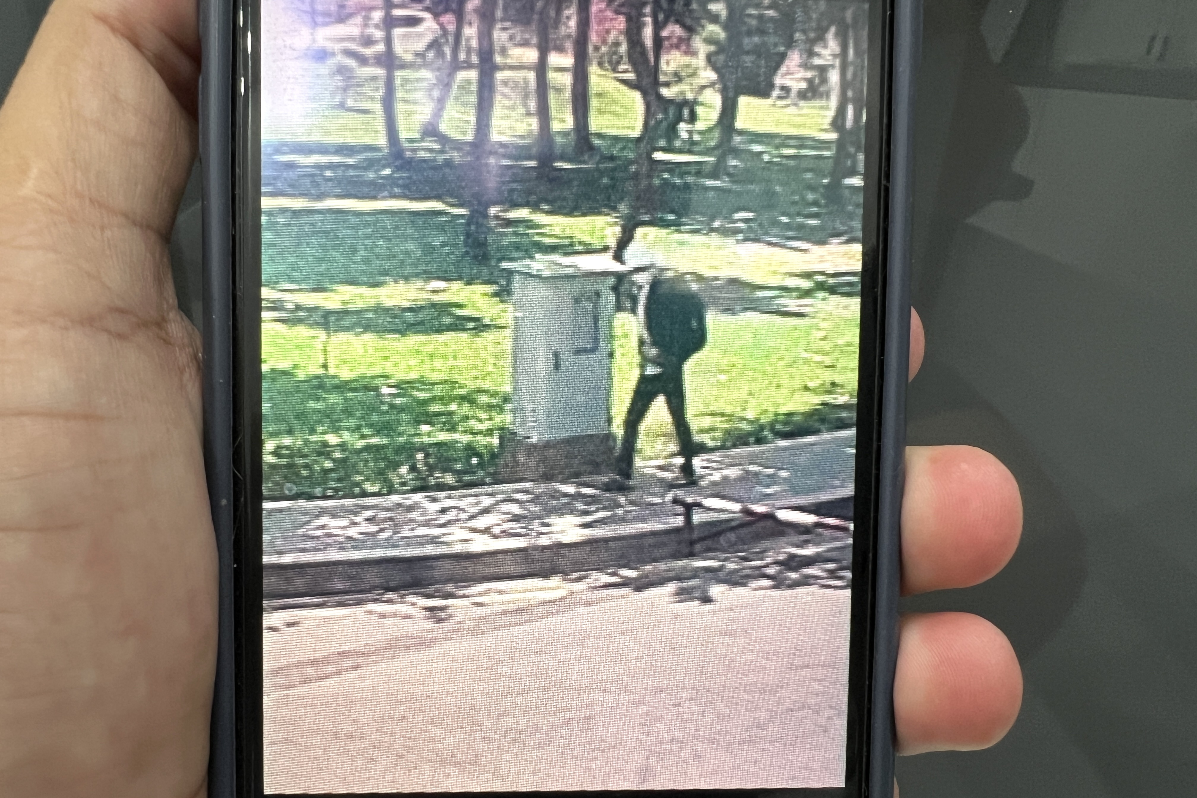 Nam sinh ở TPHCM mất ba lô chứa laptop khi đang thi, camera ghi lại kẻ trộm