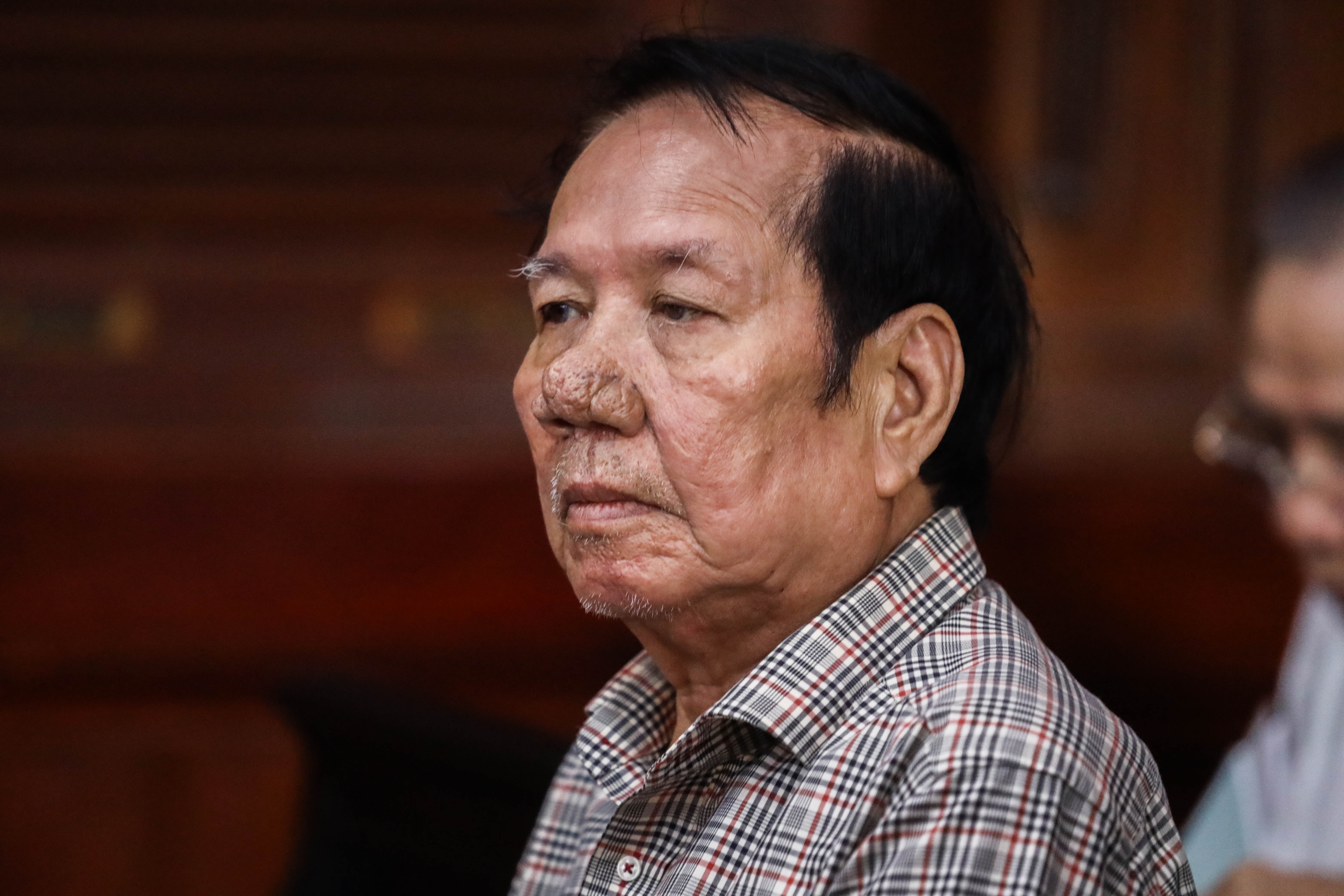 Cựu lãnh đạo Cao su Việt Nam thừa nhận nhận hàng trăm nghìn USD