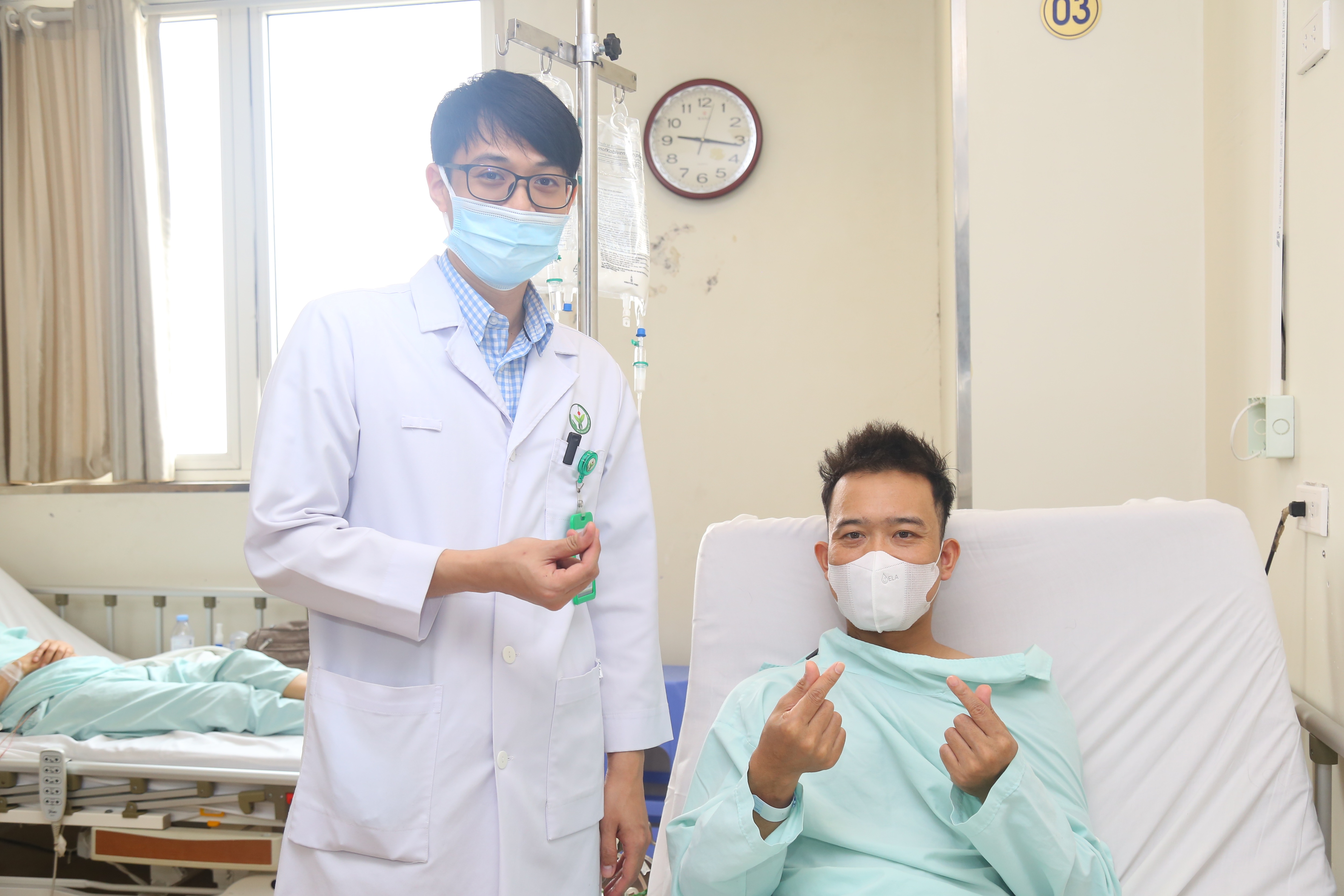 Mẹ cô gái người Anh xúc động "gặp lại con" trong hình hài người Việt