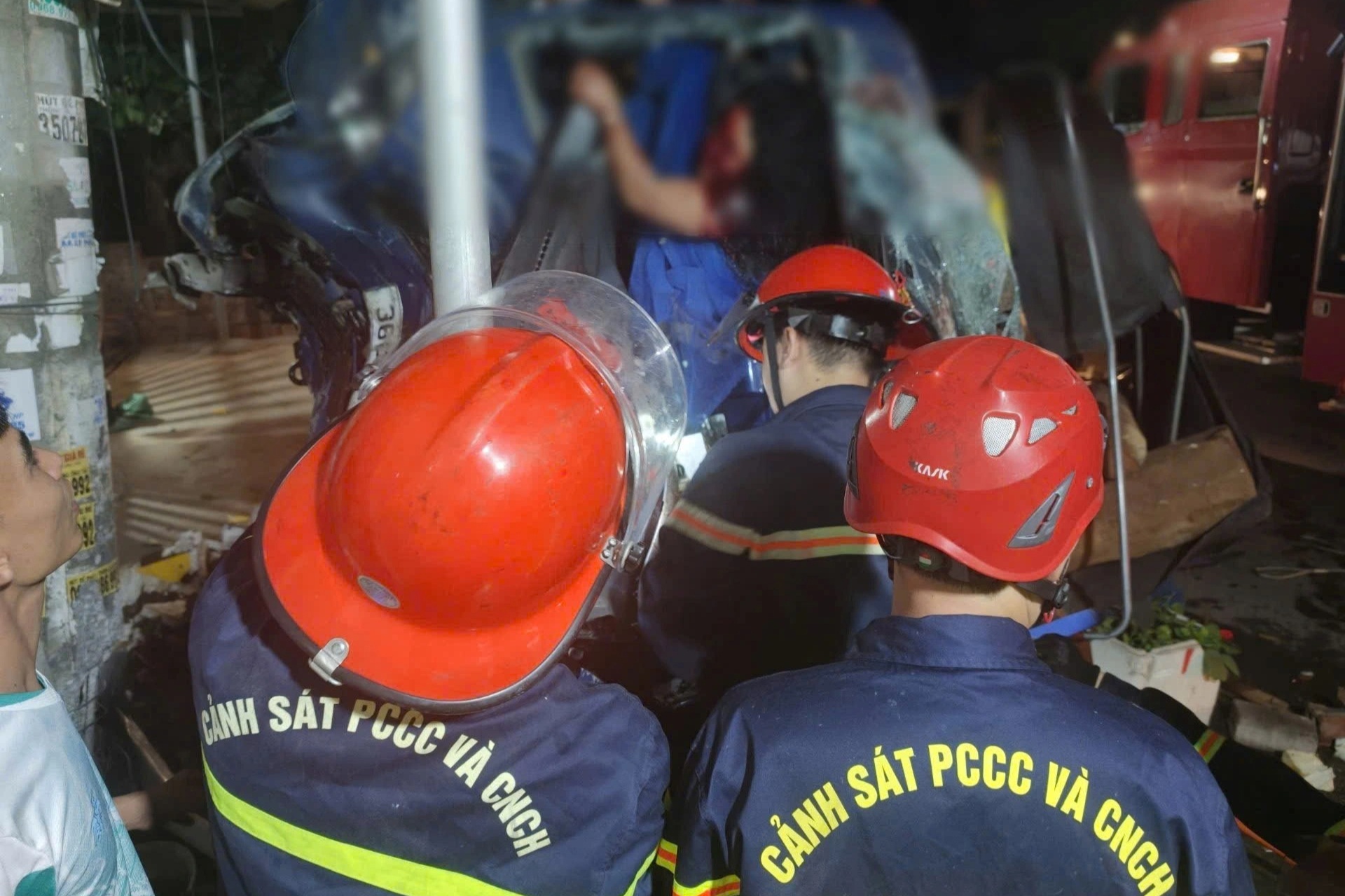 Xe tải bị lật lúc rạng sáng, 2 người mắc kẹt trong cabin