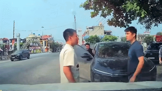 Xác minh clip người đàn ông bị tài xế ô tô con bóp cổ, hành hung trên đường