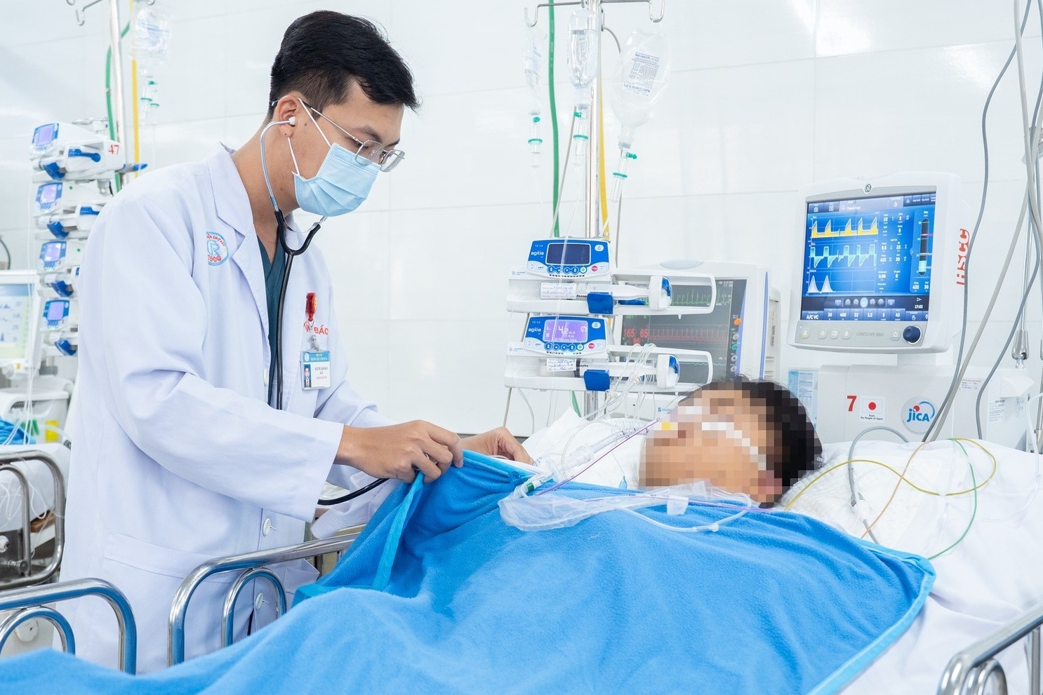 Vụ xe khách lao xuống vực, 15 người thương vong: Xuyên đêm cấp cứu nạn nhân