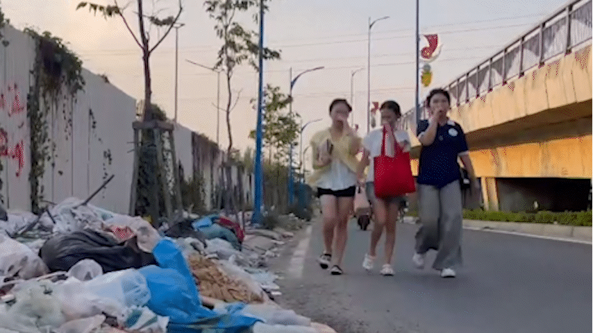 Bãi rác tự phát lấn vỉa hè, người dân bức xúc vì mùi hôi tại TPHCM