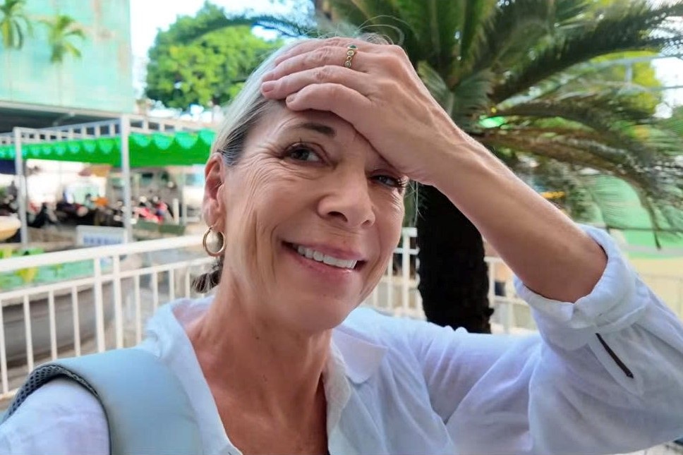 Nữ du khách Tây đi khám mắt, bất ngờ với số tiền phải thanh toán