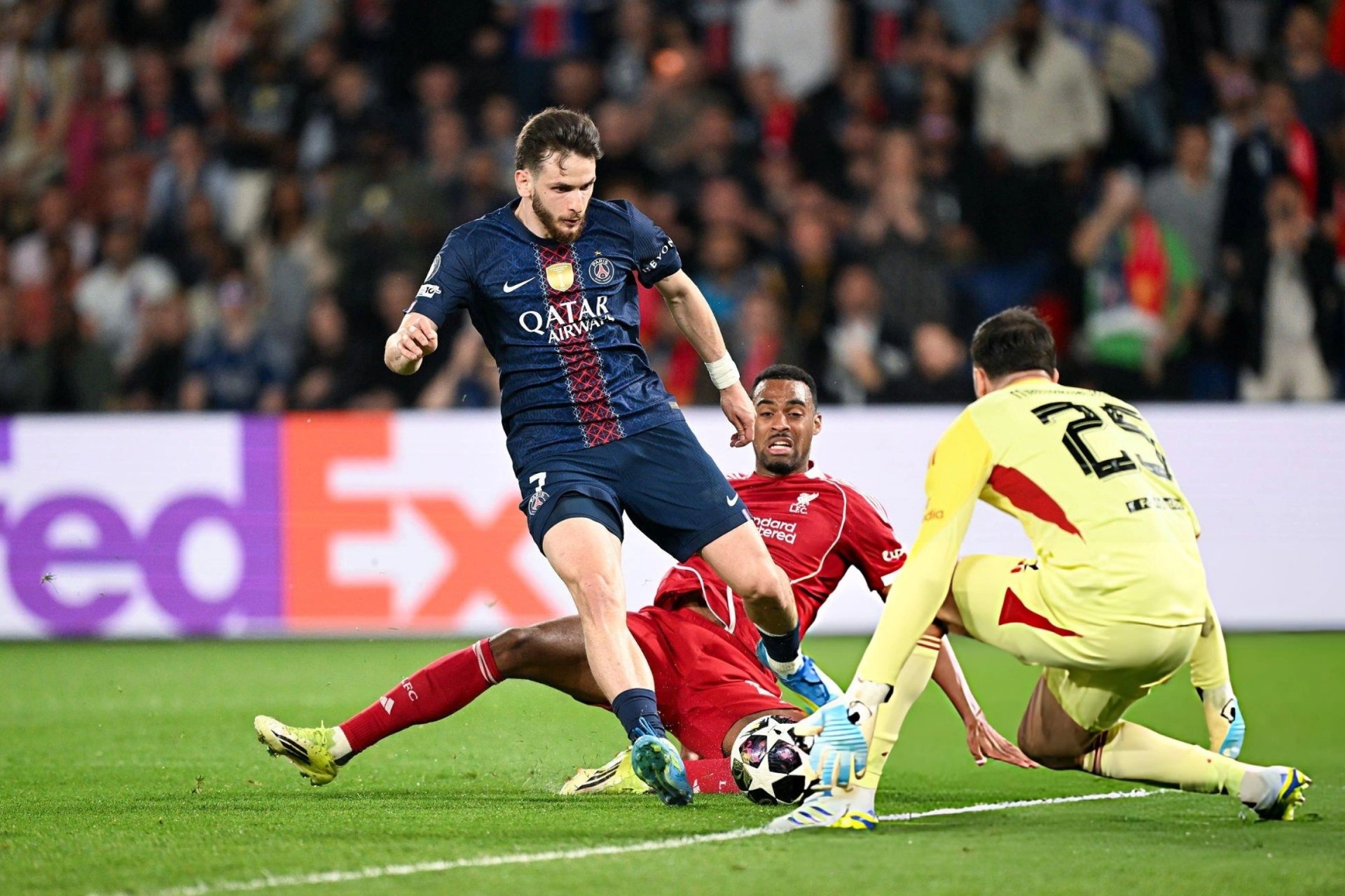 PSG áp đảo Liverpool, đặt một chân vào bán kết Champions League