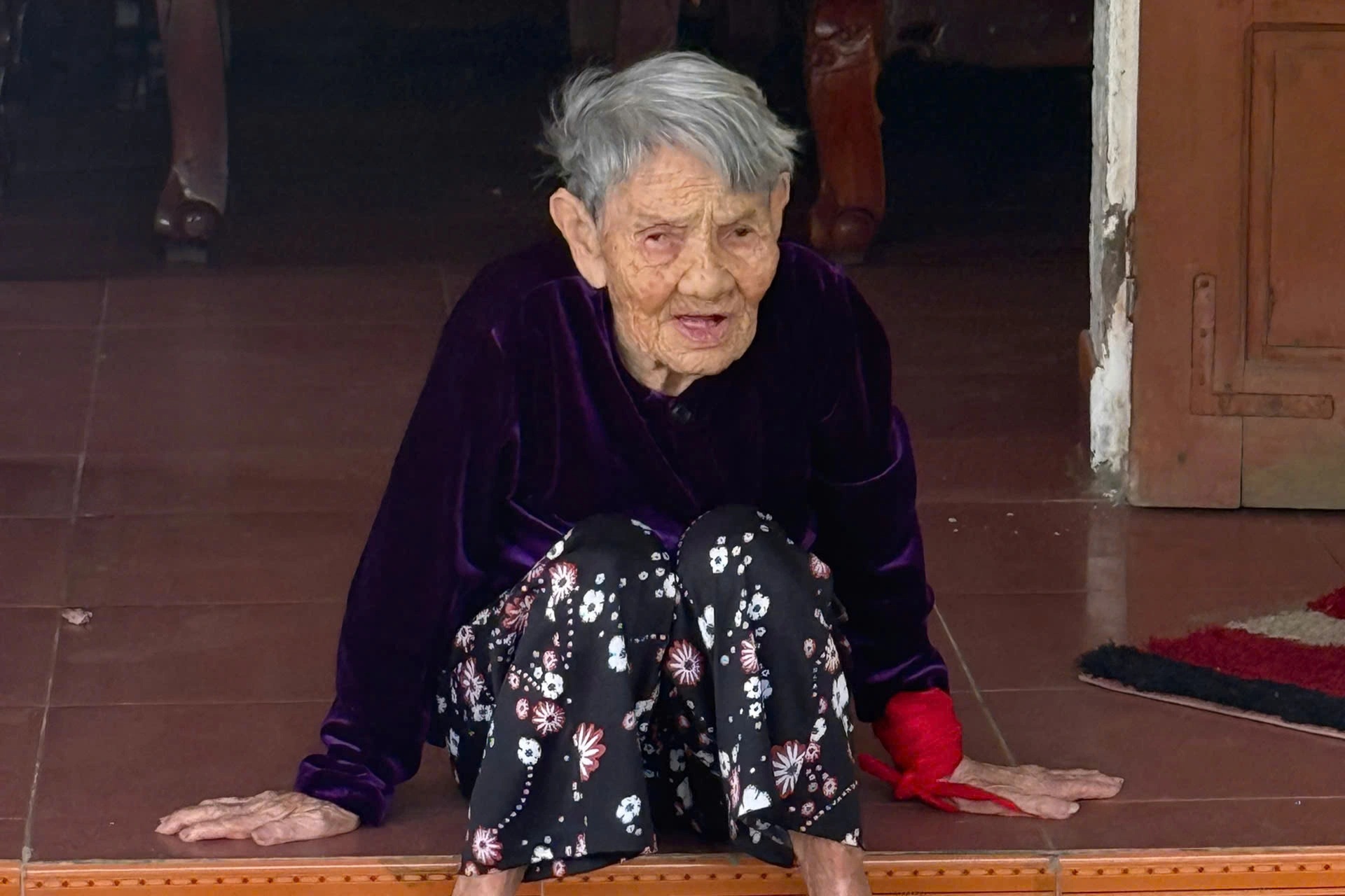 Cụ bà 92 tuổi đánh chết con rắn sau khi bị cắn được xuất viện