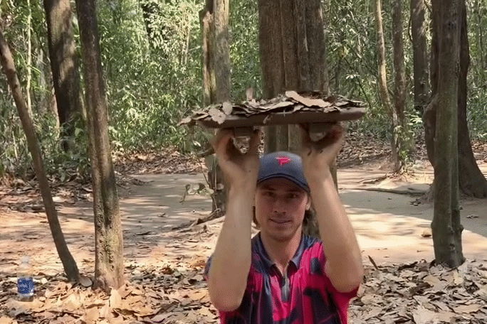 Tay vợt pickleball hàng đầu thế giới chui hầm, bắn súng ở Địa đạo Củ Chi